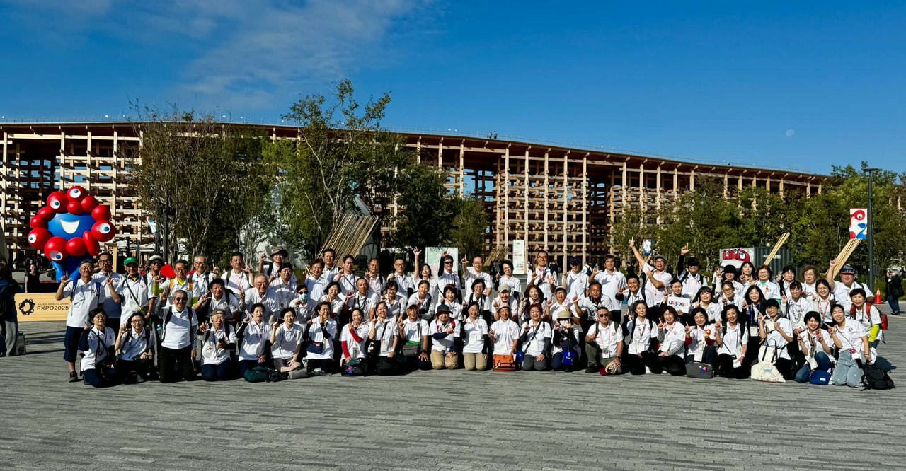 LET’S EXPO、「GREEN×EXPO 2027」へ向けて、 1,000名以上のボランティアと本格始動　　　　　　　　　　　　　　　　　　　　　　　　　「会場内移動サポート」の申込受付を、2027年1月19日（火）より開始！ 「大阪・関西万博トイレ5(2億円トイレ)」デザイナーによる、新ユニフォームも公開。